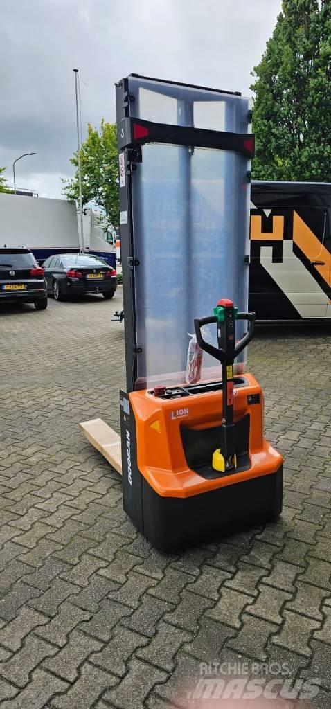 Doosan LSM 12 N Ručně vedené vysokozdvižné vozíky