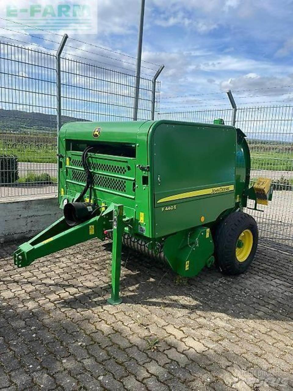 John Deere f440e Lis na hranaté balíky