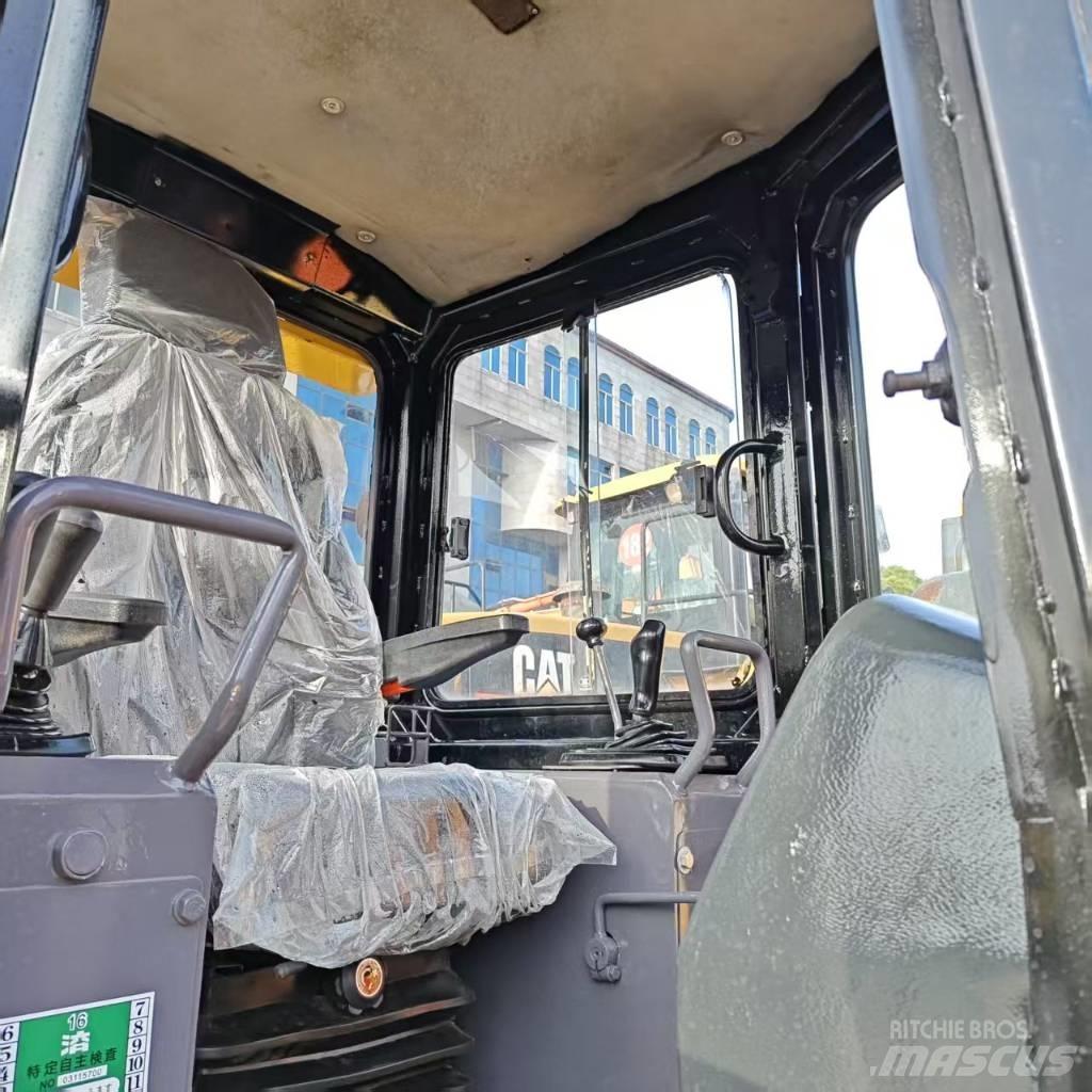 CAT D 5 K Pásové dozery