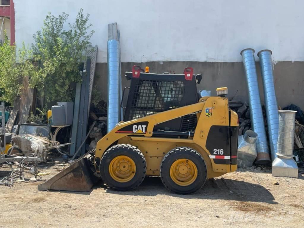 CAT 216 Smykem řízené nakladače