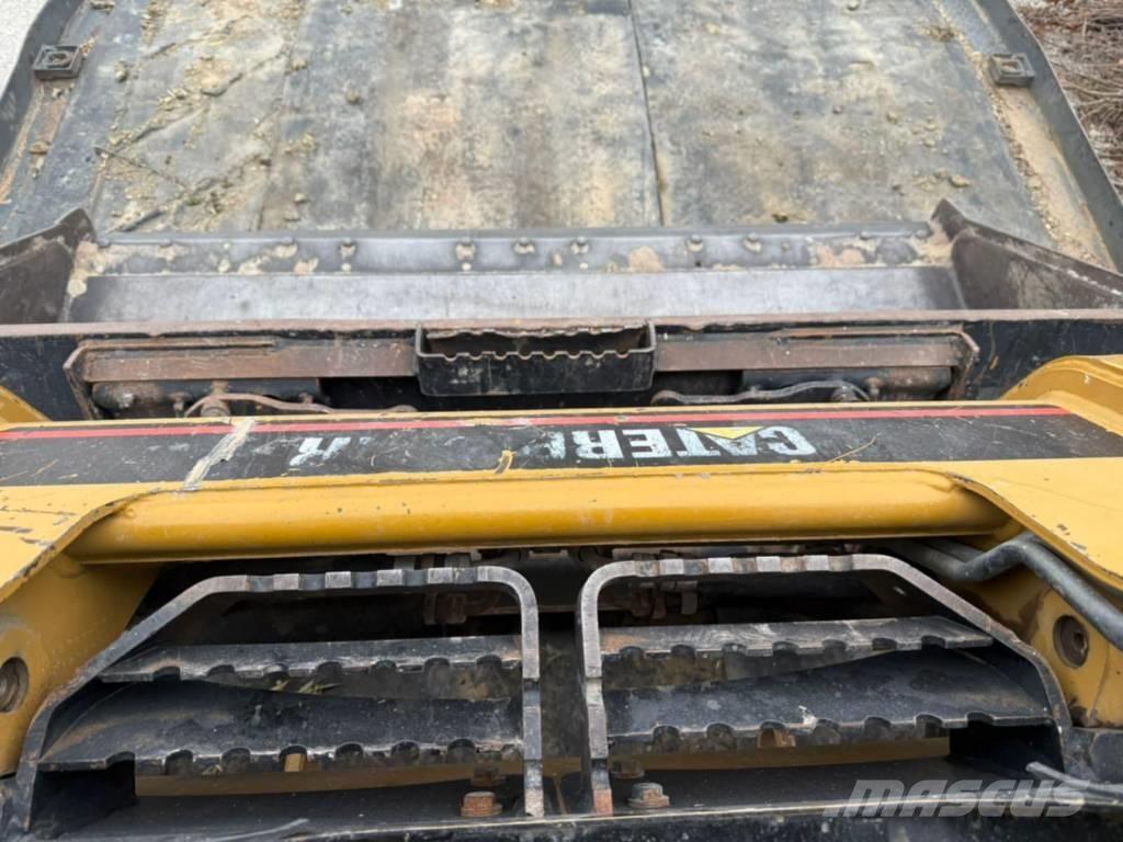 CAT 216 Smykem řízené nakladače