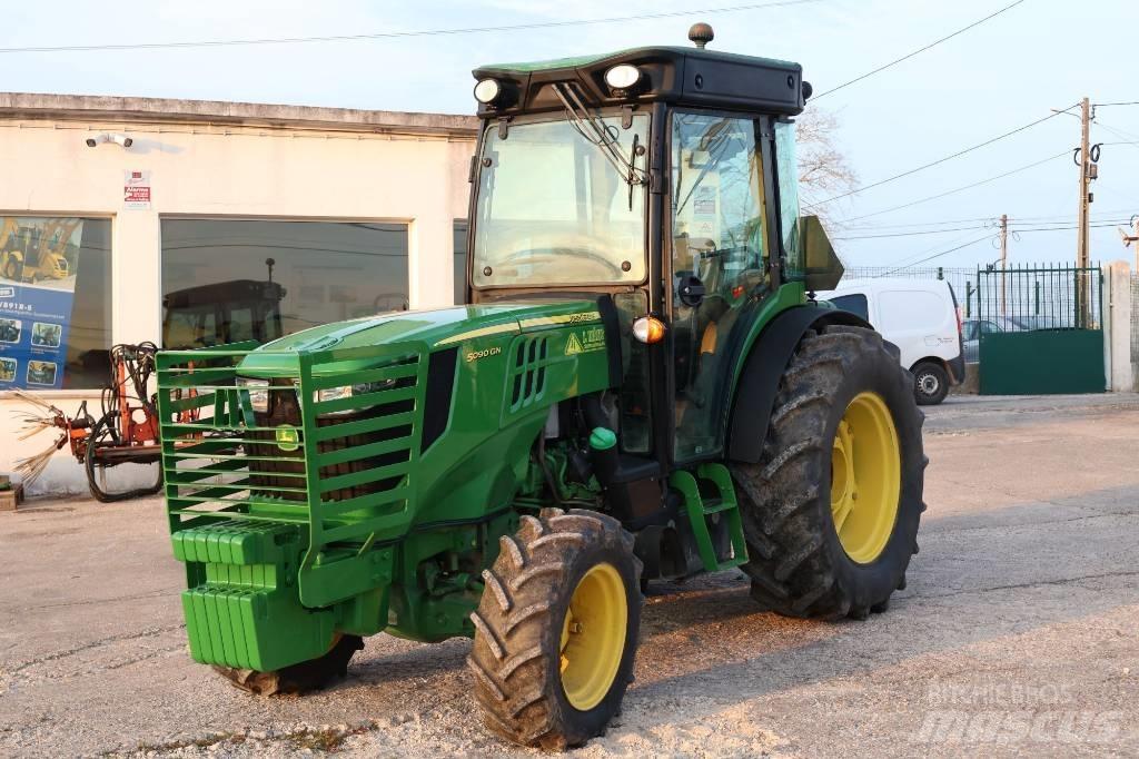 John Deere 5090 GN Traktory
