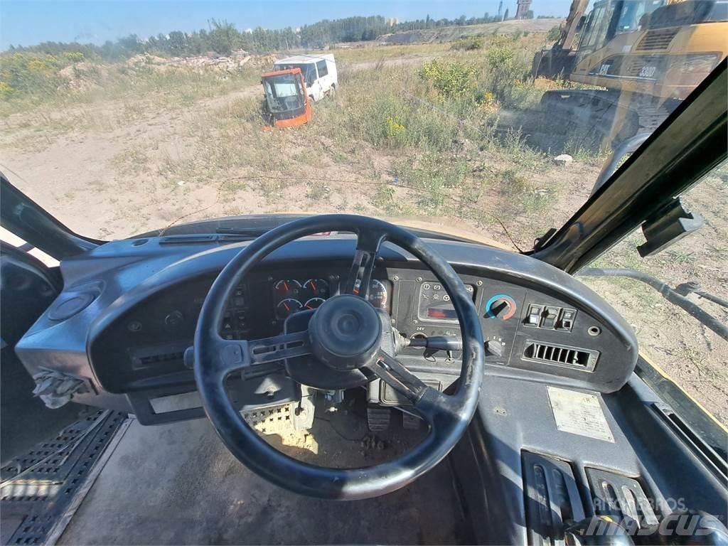 CAT 730 Nákladní vozidlo bez nástavby