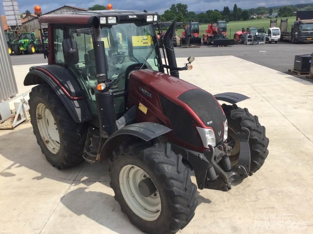 Valtra N123 Traktory