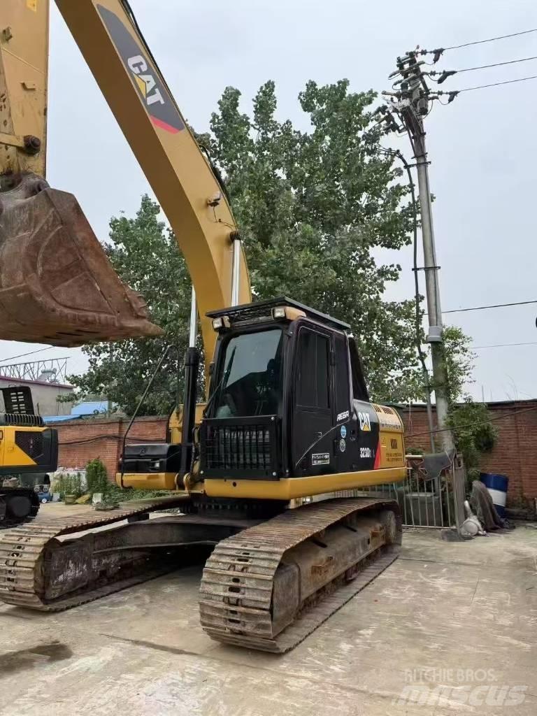 CAT 323D Pásová rýpadla