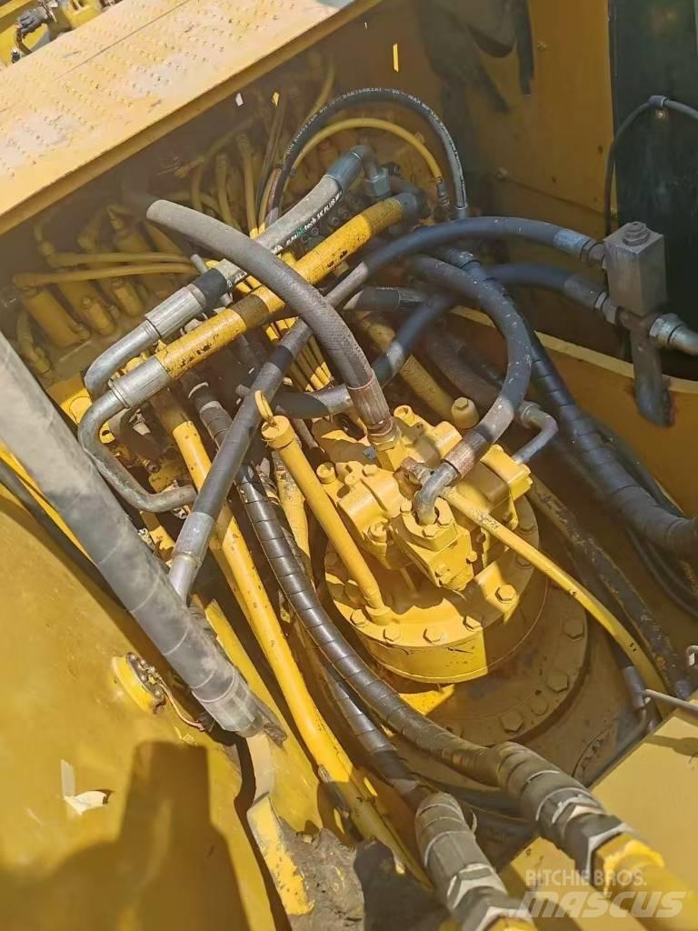 CAT 323D Pásová rýpadla