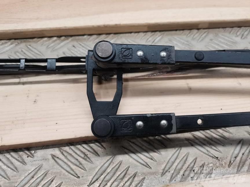 Manitou MLT .... wiper Kabiny a interiér