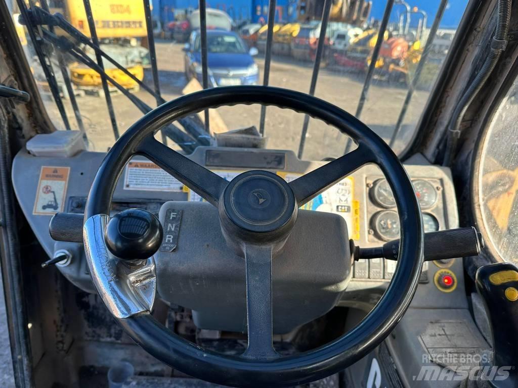 CAT TH 83 Teleskopické nakladače pro zemědělství