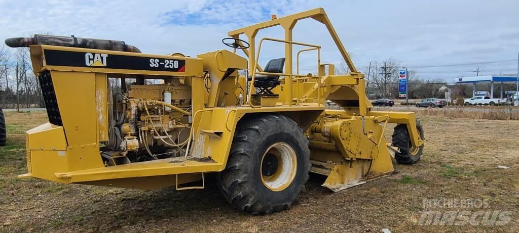 CAT SS 250 B Půdní kompaktory