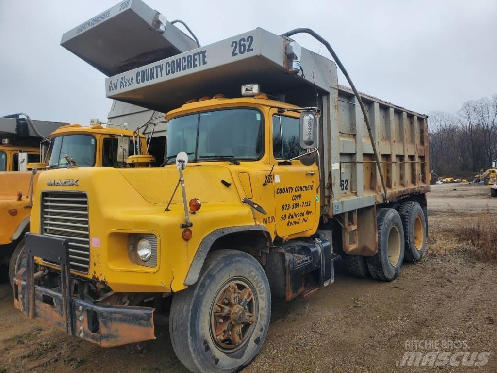 Mack DM690SX Sklápěče