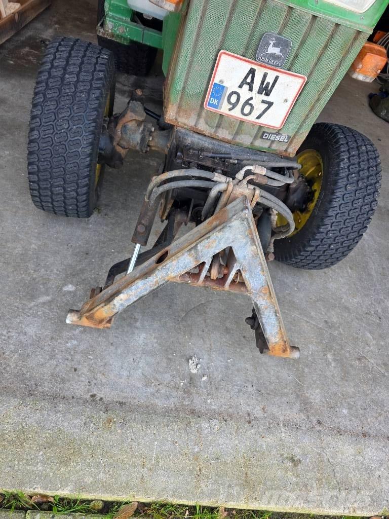 John Deere 855 Kompaktní traktory