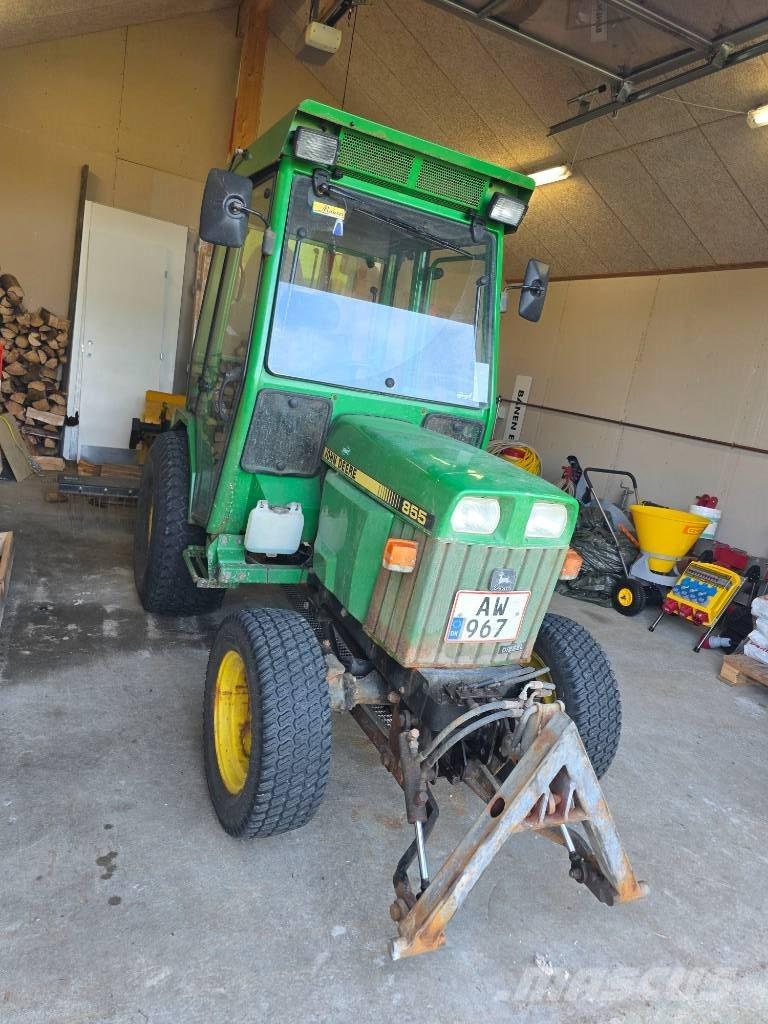 John Deere 855 Kompaktní traktory