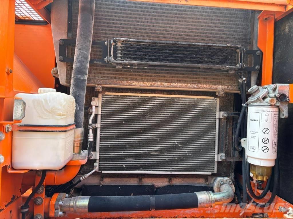 Doosan DX 300 LC Pásová rýpadla