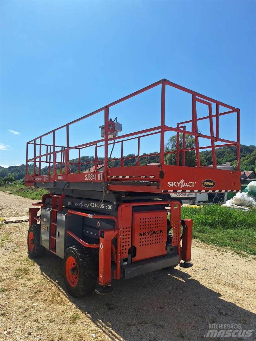 SkyJack 8841RT Nůžková zvedací plošina