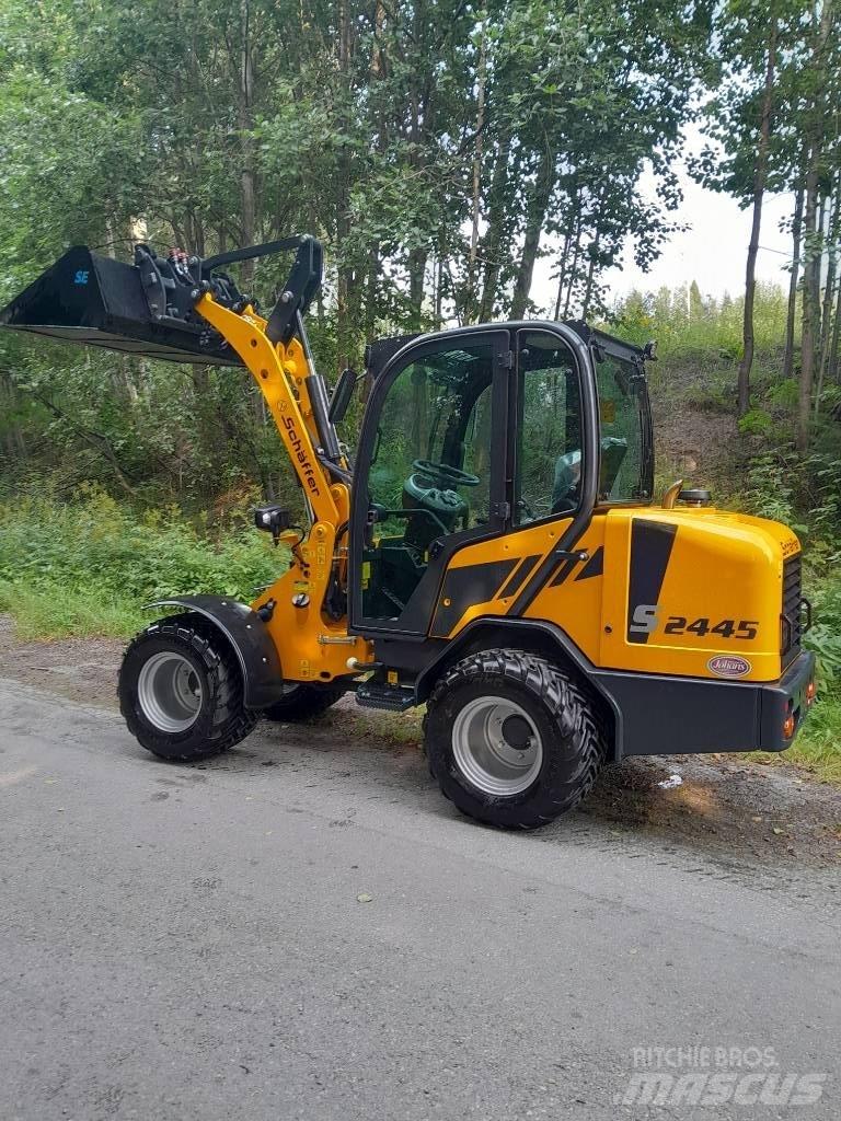 Schäffer 2445s Smykem řízené nakladače