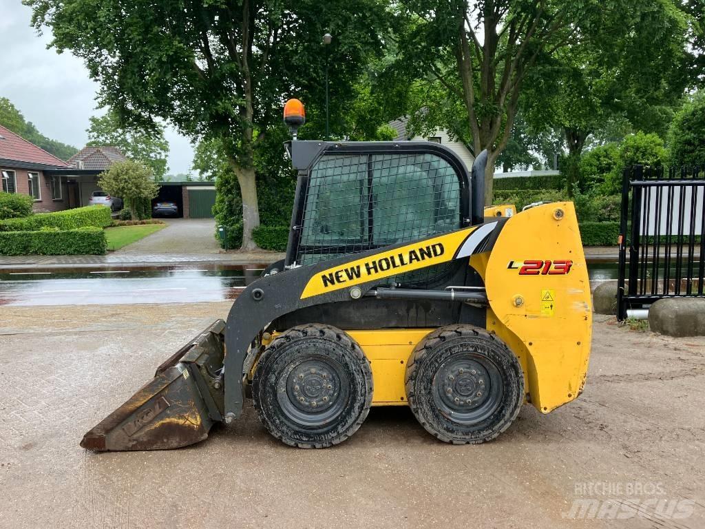 New Holland L 213 Smykem řízené nakladače