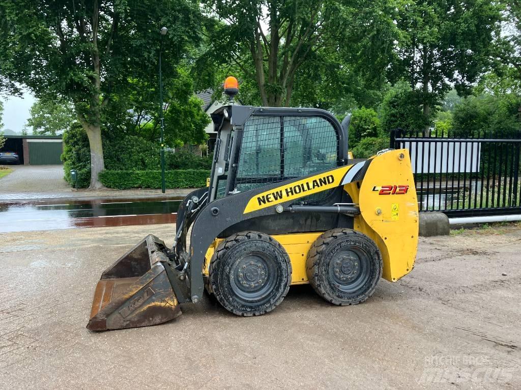 New Holland L 213 Smykem řízené nakladače