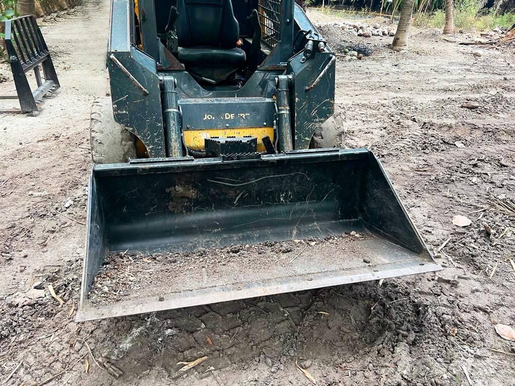John Deere 312 Smykem řízené nakladače
