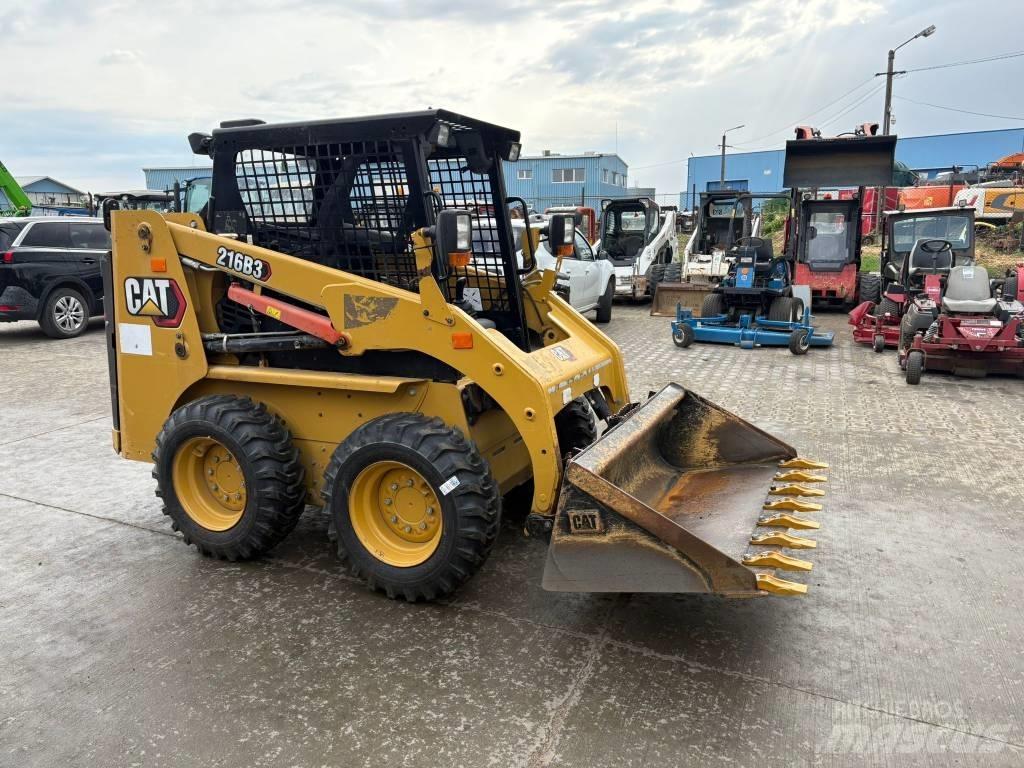 CAT 216 B 3 Smykem řízené nakladače