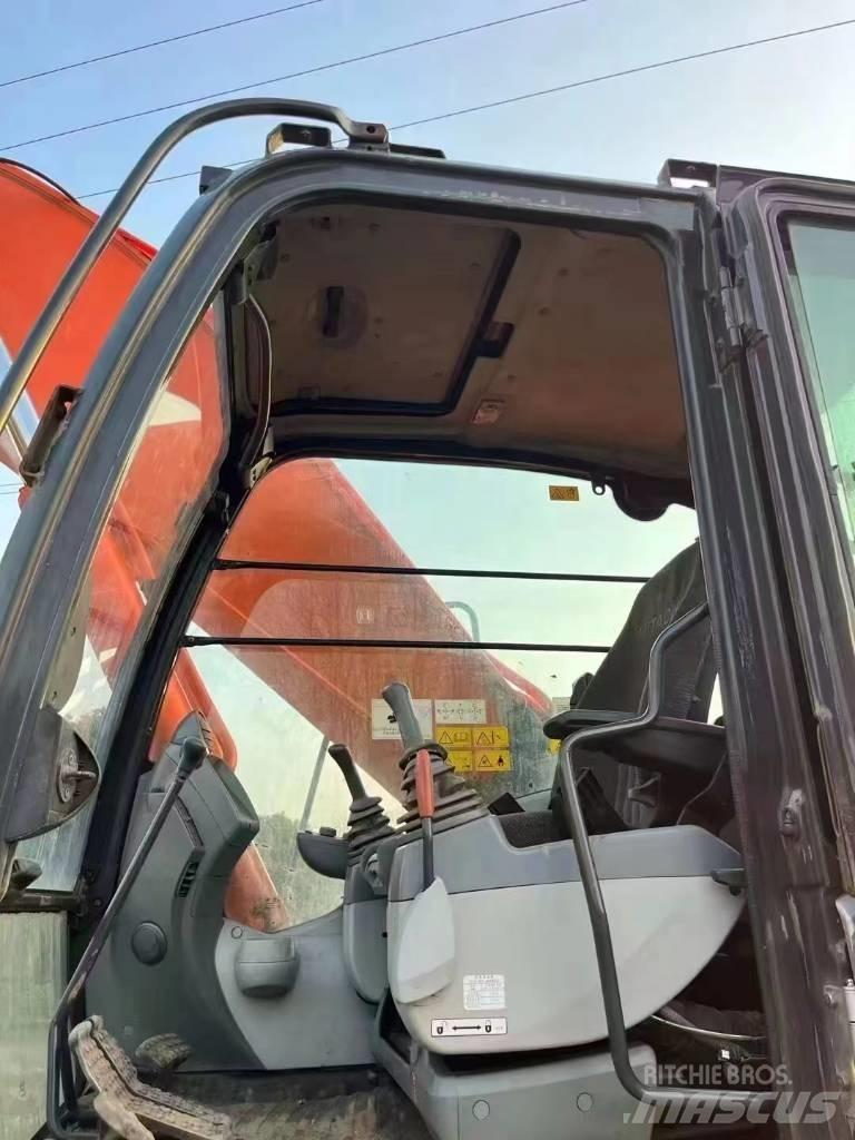 Hitachi ZX 300 Pásová rýpadla