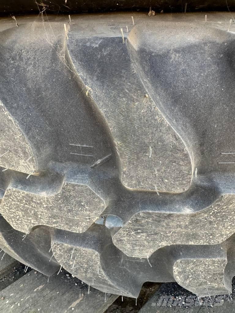 Dunlop 405/70R20 Pneumatiky, kola a ráfky