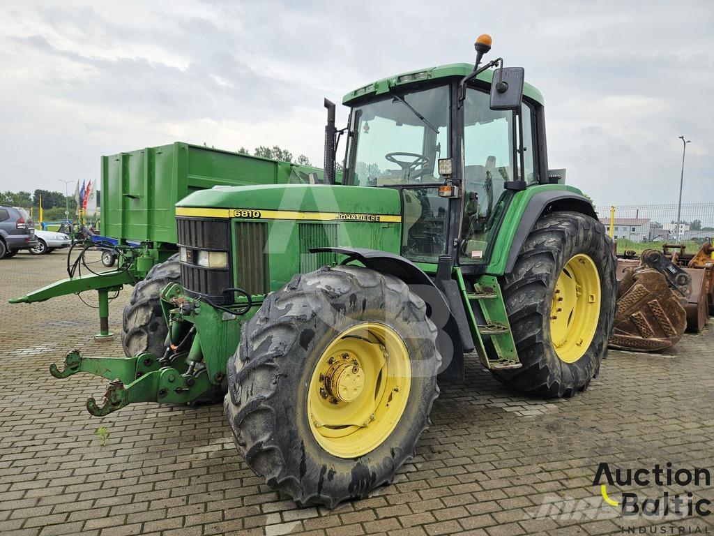 John Deere 6810 Traktory