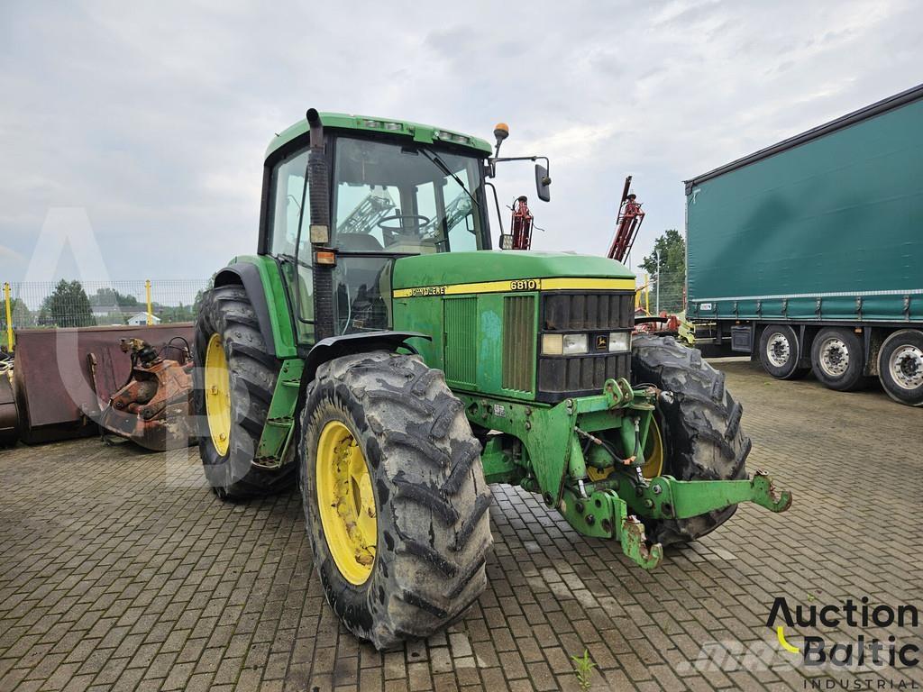 John Deere 6810 Traktory