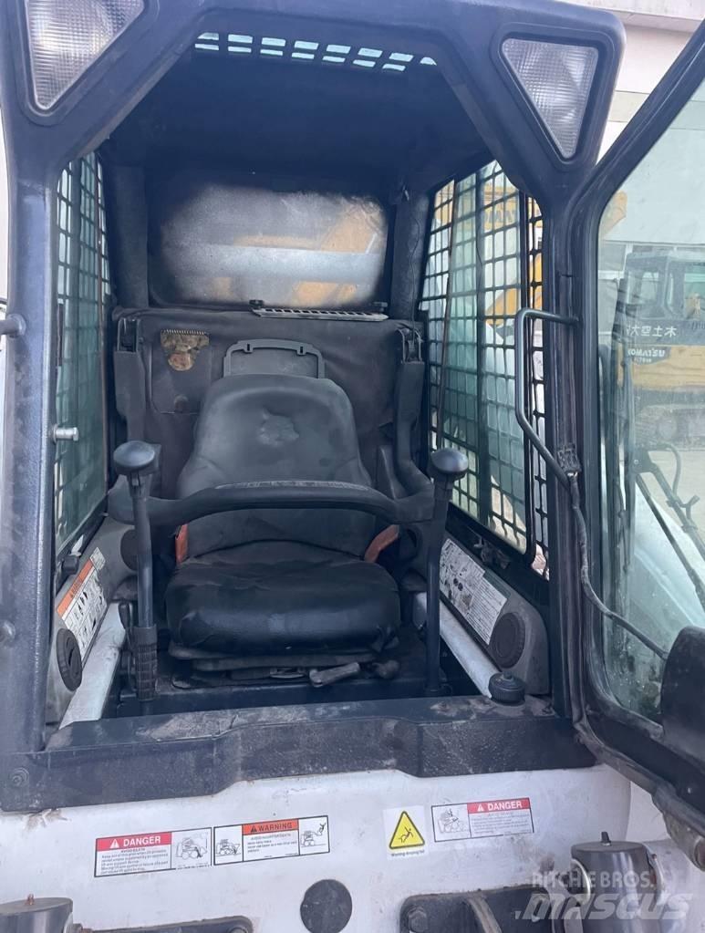 Bobcat T 300 Smykem řízené nakladače