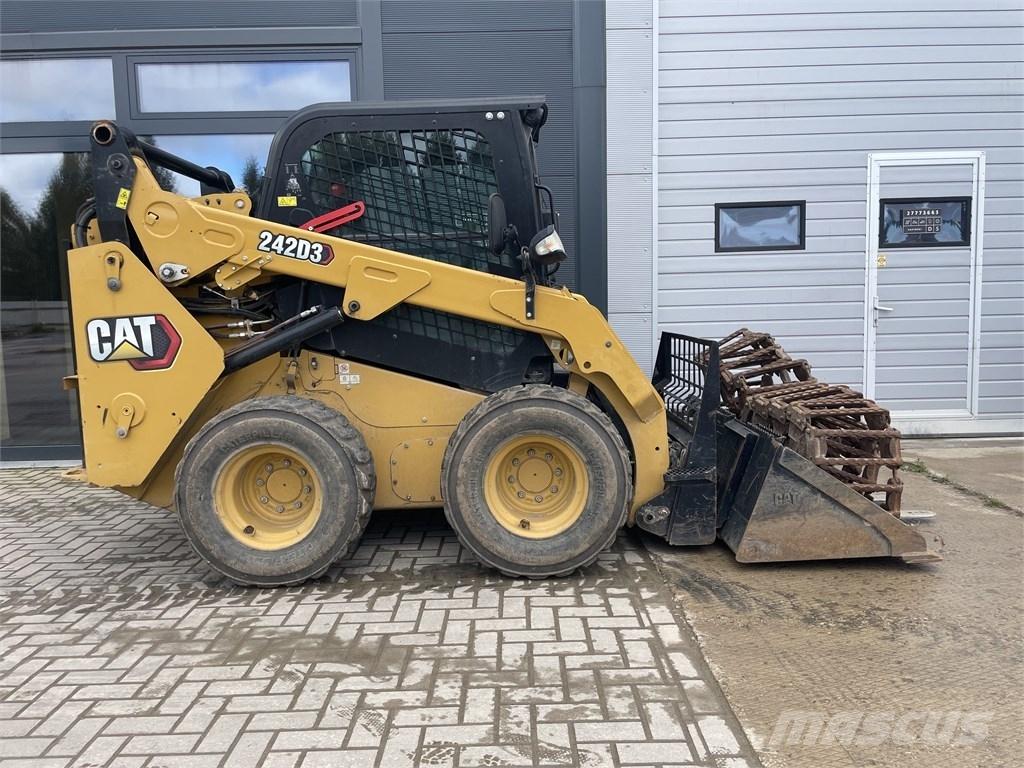 CAT 242D3 Smykem řízené nakladače