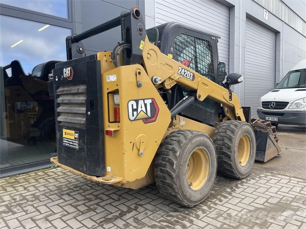 CAT 242D3 Smykem řízené nakladače