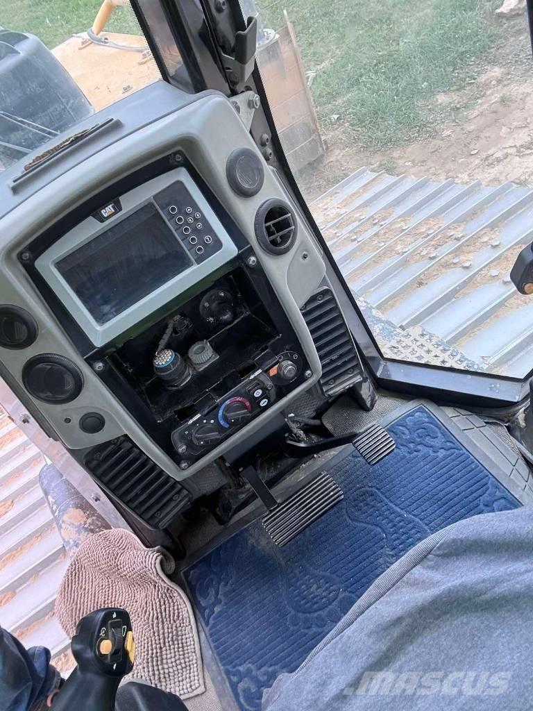 CAT D 6 N LGP Pásové dozery