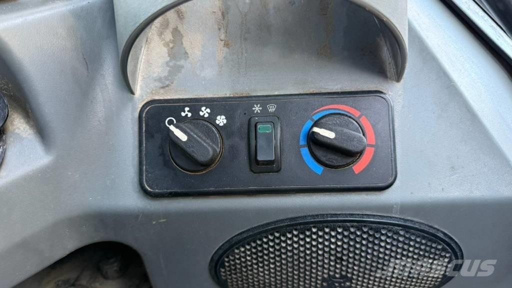 Bobcat T 590 Smykem řízené nakladače