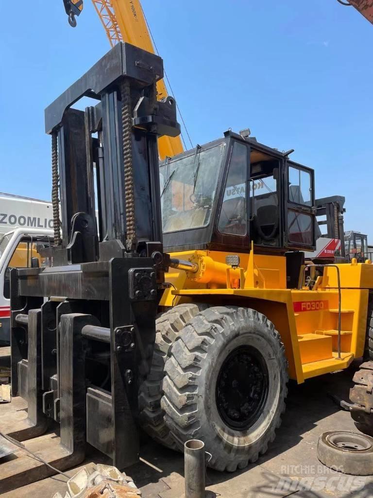 Komatsu 30 Ton Dieselové vozíky