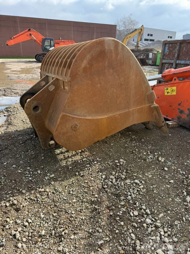 Hitachi ZX690 LCR - 6 Pásová rýpadla