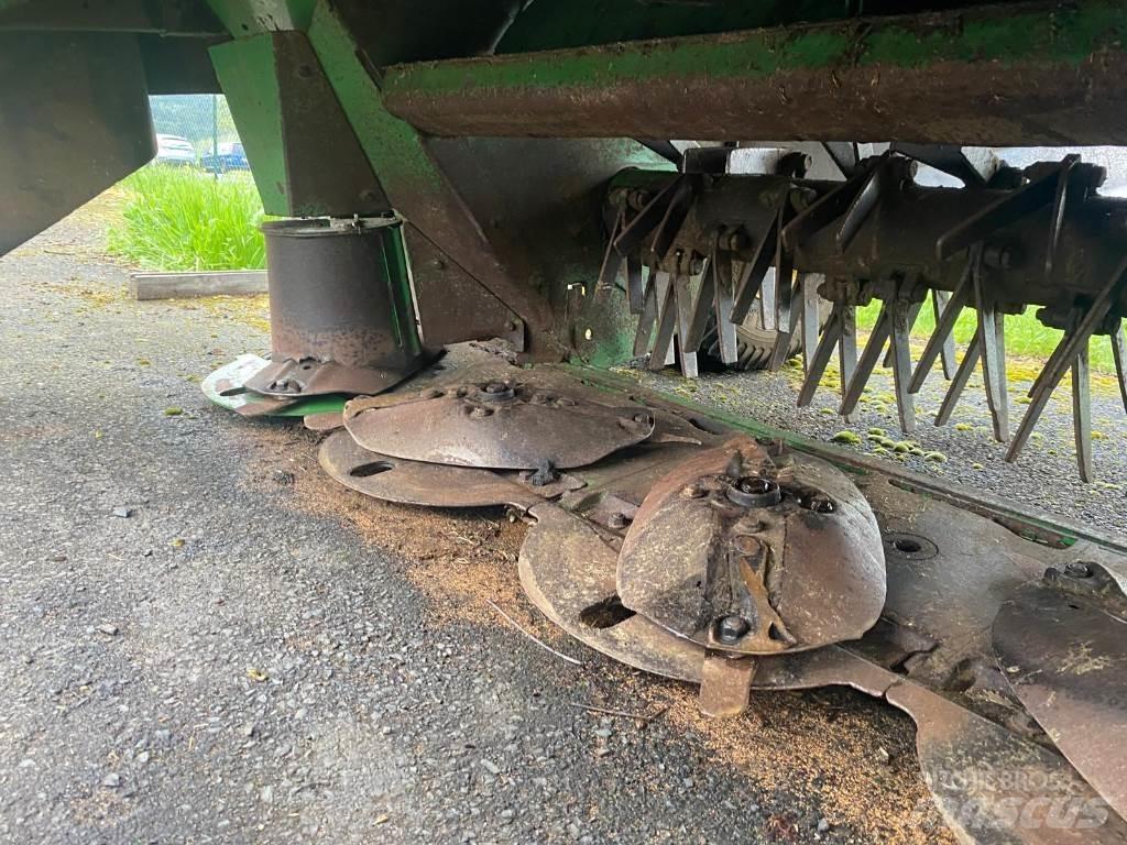 John Deere 730 Sekačky namontované a tažené