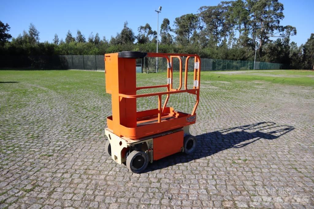 JLG 1230ES Vertikální sloupové výtahy