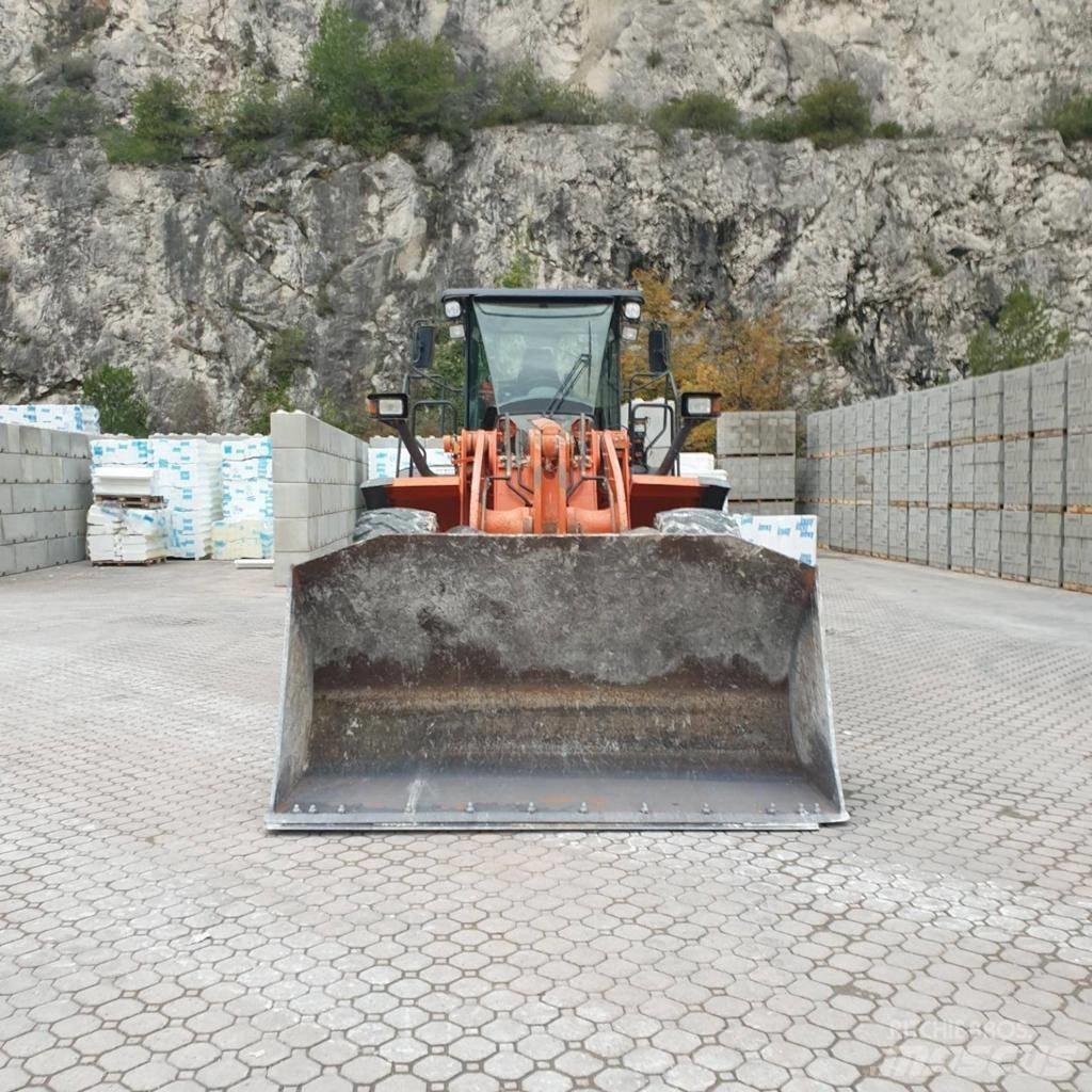 Hitachi ZW 220-5 Kolové nakladače