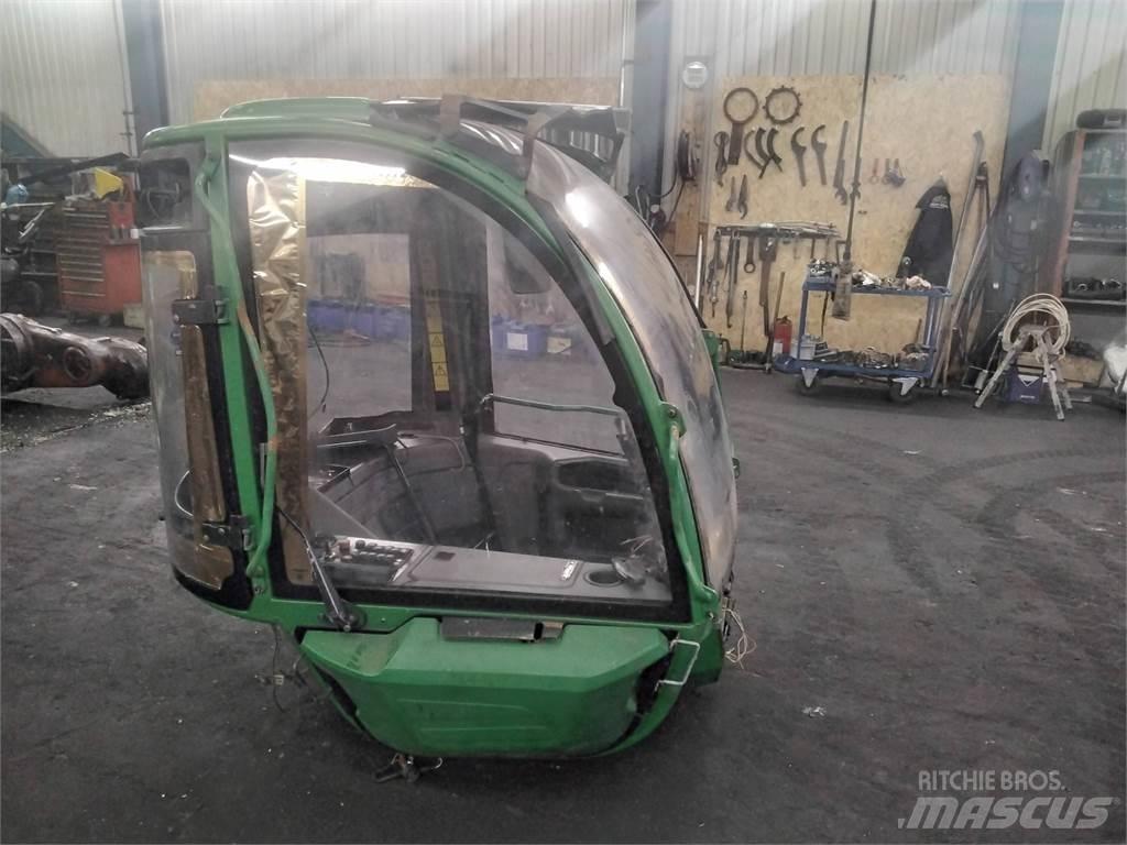 John Deere 1270E Kabiny a interiér