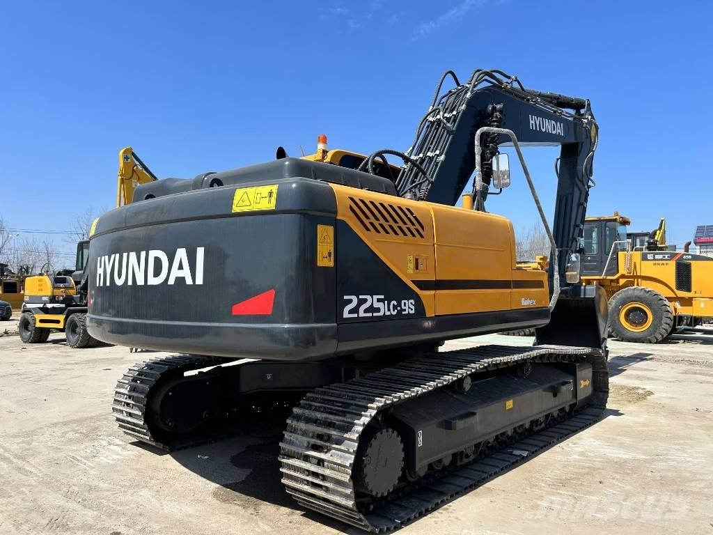 Hyundai 225lc-9s Midi rýpadla 7t - 12t