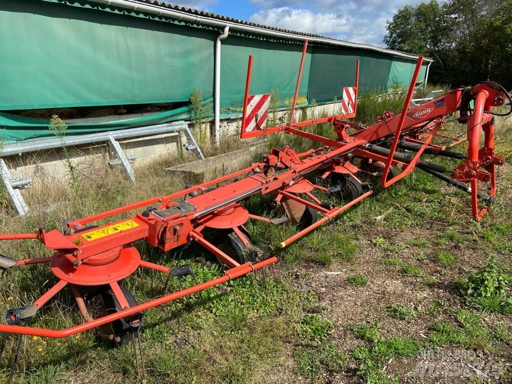 Kuhn GF8702 Obraceče a shrabovače sena