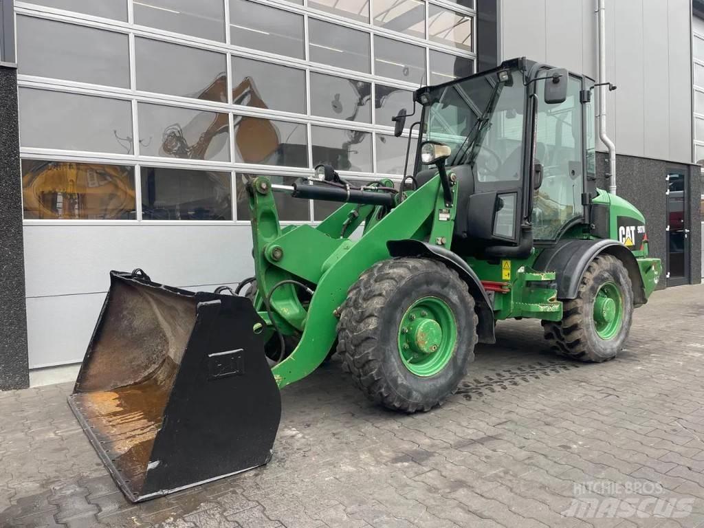 CAT 907H Kolové nakladače
