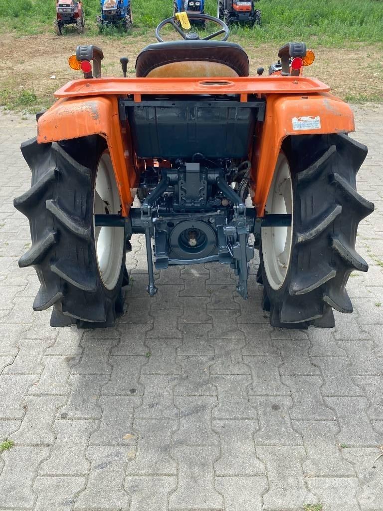 Kubota B1702-M Kompaktní traktory