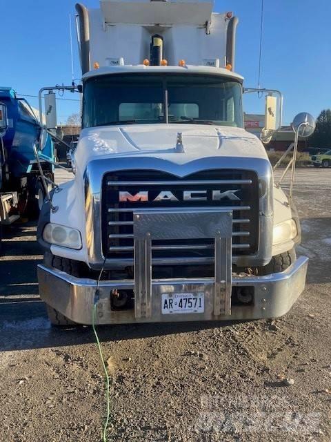 Mack GU813 Sklápěče