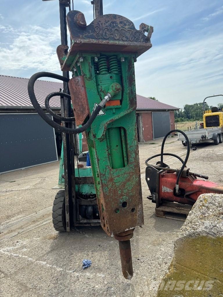 Montabert V 1200 BRH Hydraulická beranidla na zatloukání pilotů