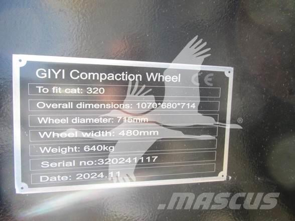  GIYI CAT 320 Pneumatiky, kola a ráfky