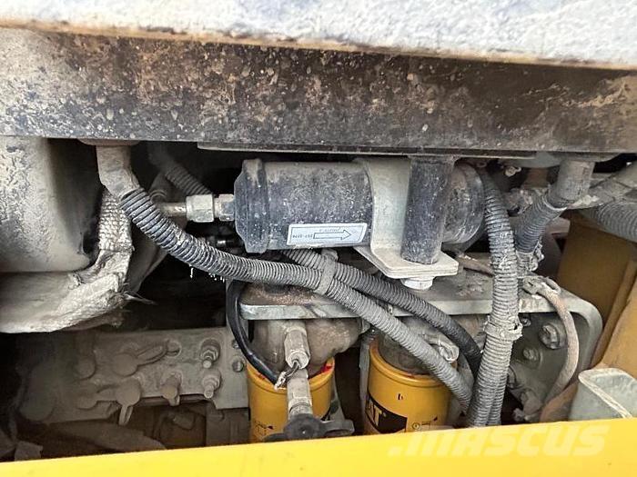 CAT 963D Kolové nakladače