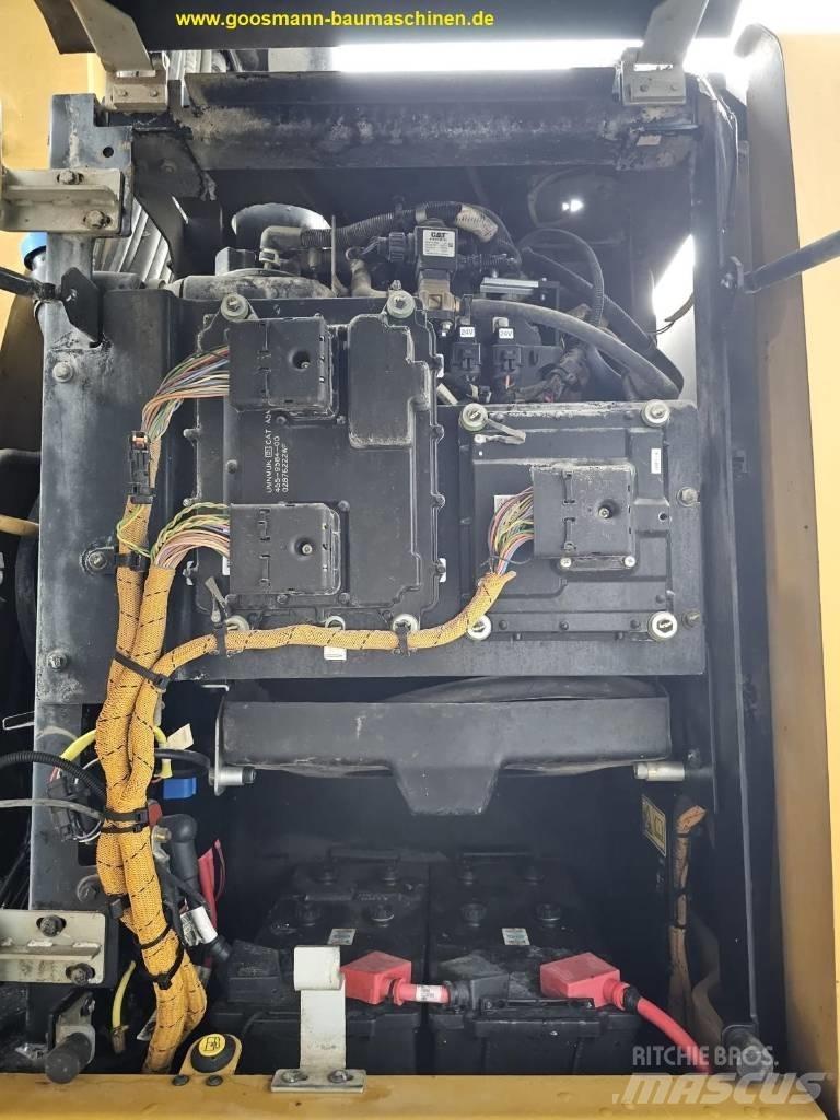 CAT MH 3022 Stroje pro manipulaci s odpadem