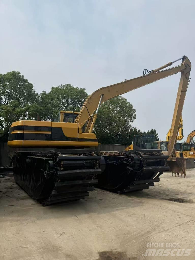 CAT 320B Obojživelná rypadla