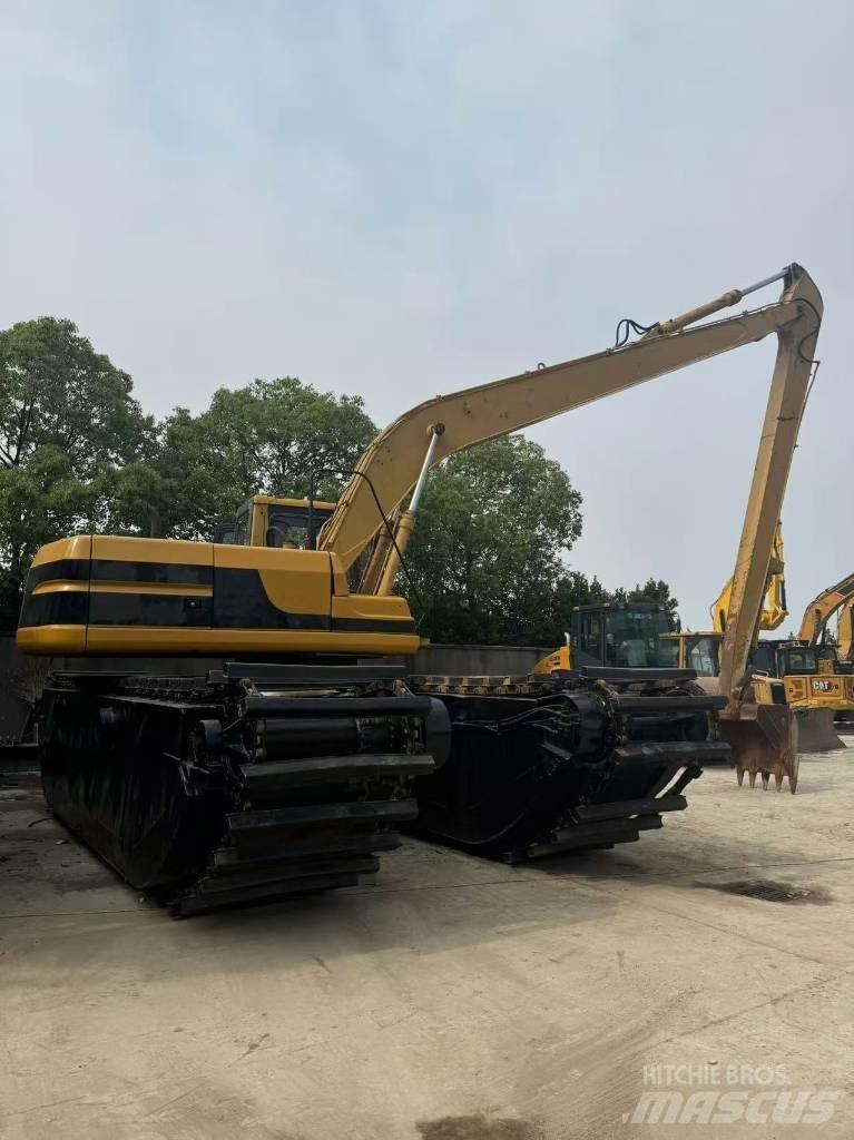 CAT 320B Obojživelná rypadla