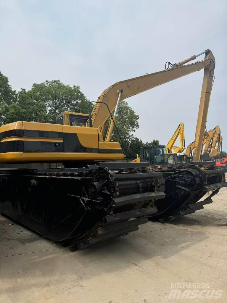 CAT 320B Obojživelná rypadla